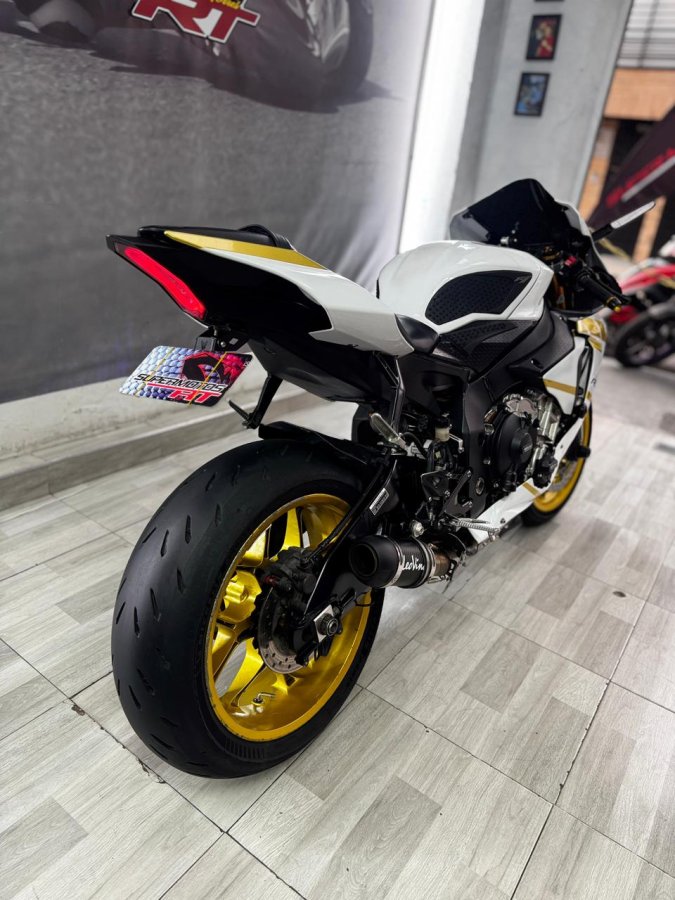 YAMAHA R1